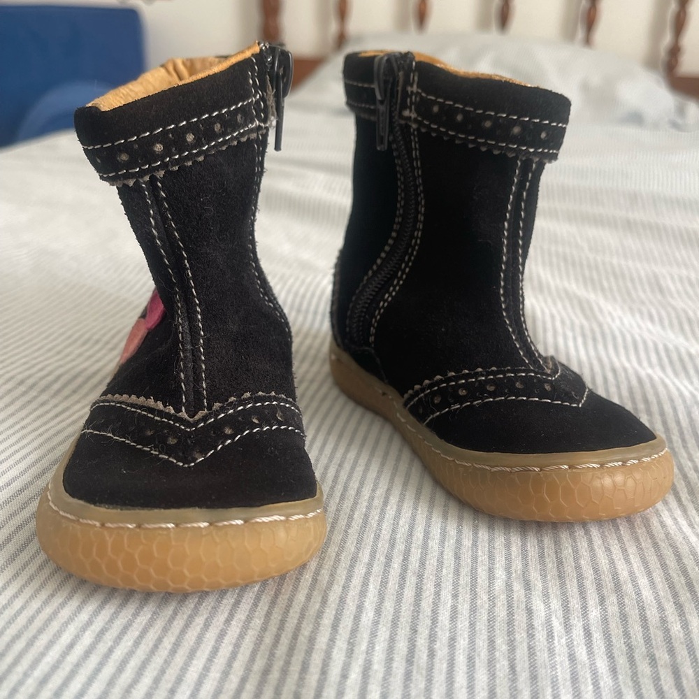 Livie & Luca Black Boots with Pink Hearts - Picture 2 of 5